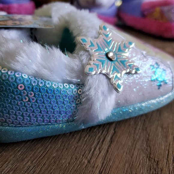 Disney Frozen Anna and Elsa girls slippers - Picture 2 of 8
